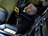 現車に装着しては実際座って確認し、また取り外したりの繰り返し作業をしながら、
お客様の御希望にあった設定になるよう加工し、装着していきます。
